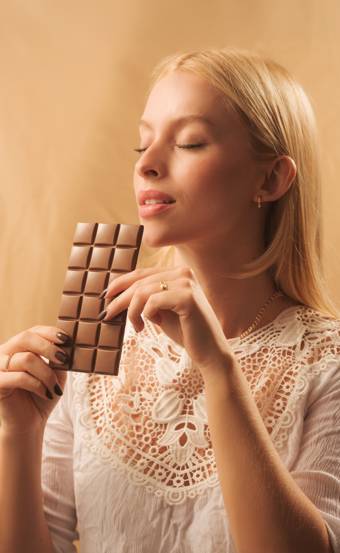 Mulher segurando uma barra de chocolate GoodSeed em um momento de pausa